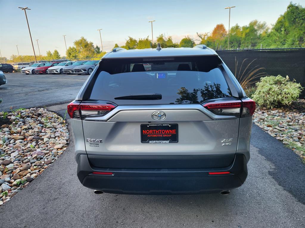 2024 Toyota RAV4 XLE photo 4
