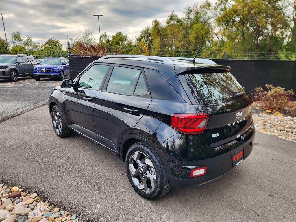 2024 Hyundai Venue SEL photo 3