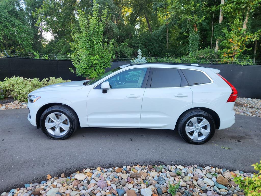 2022 Volvo XC60 B5 Momentum photo 2