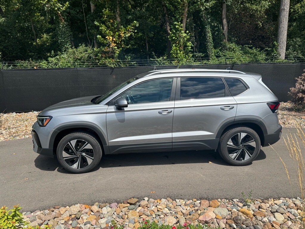 2025 Volkswagen Taos SE photo 2