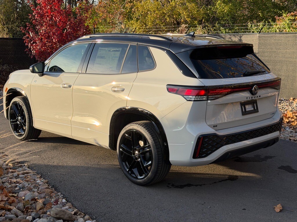 2026 Volkswagen Tiguan SE R-Line Black photo 3