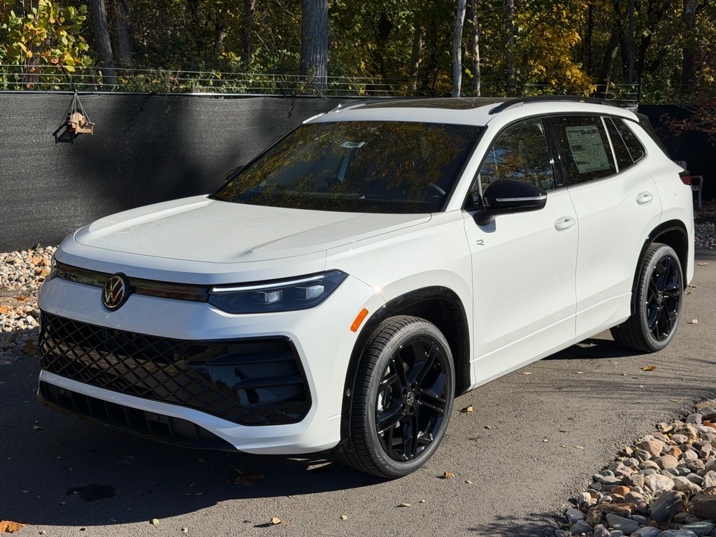 2026 Volkswagen Tiguan SE R-LINE BLACK's photo