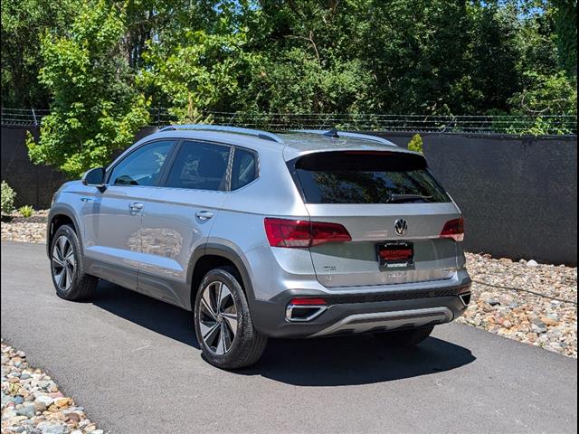 2024 Volkswagen Taos SE photo 3