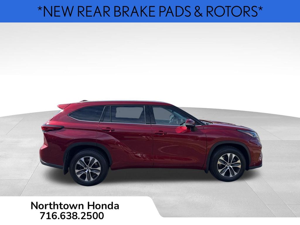 2022 Toyota Highlander XLE photo 3