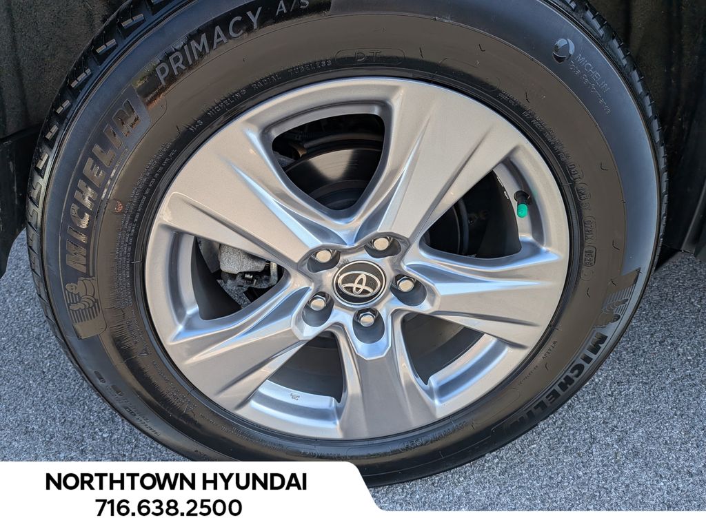 2025 Toyota RAV4 XLE - Photo 40