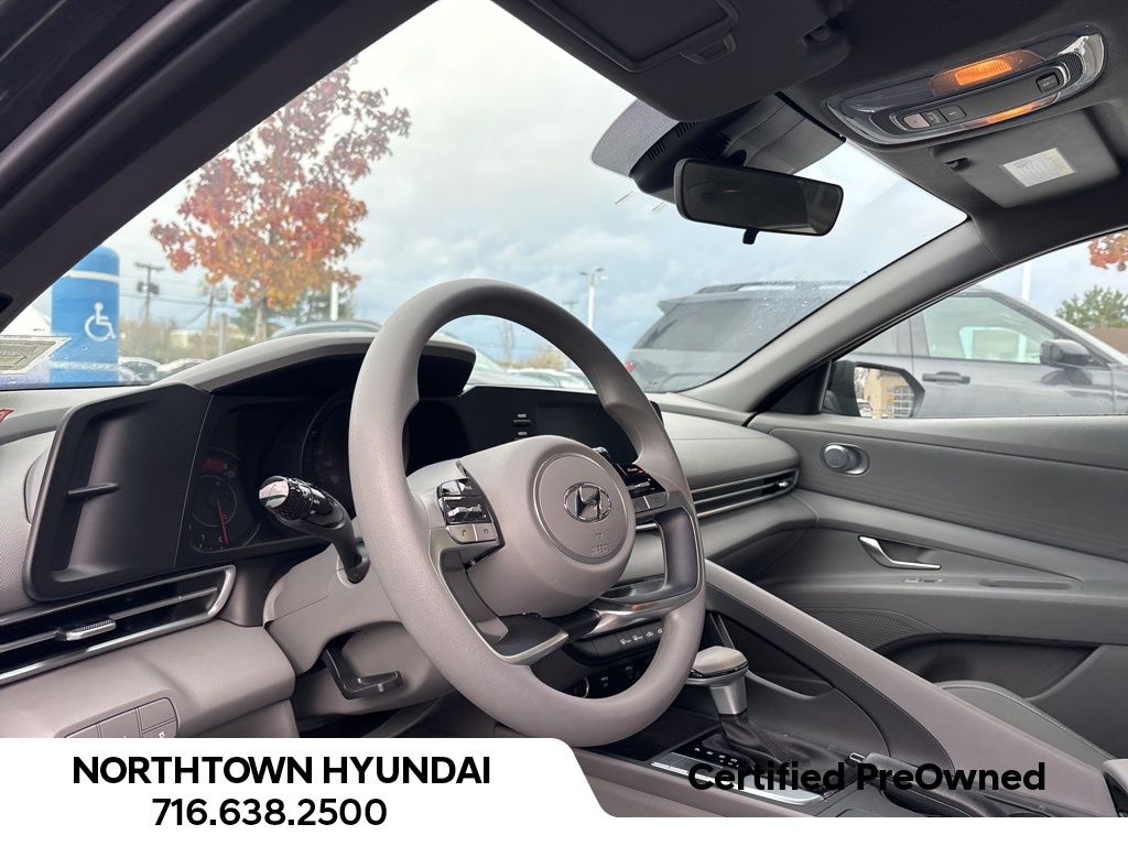 2023 Hyundai Elantra SEL photo 2