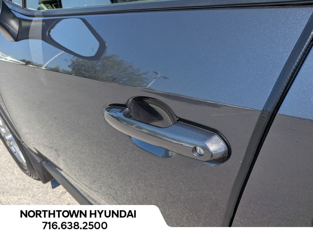2025 Toyota RAV4 XLE - Photo 39