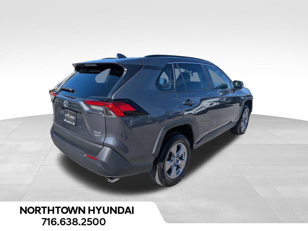 2025 Toyota RAV4 XLE - Photo 12