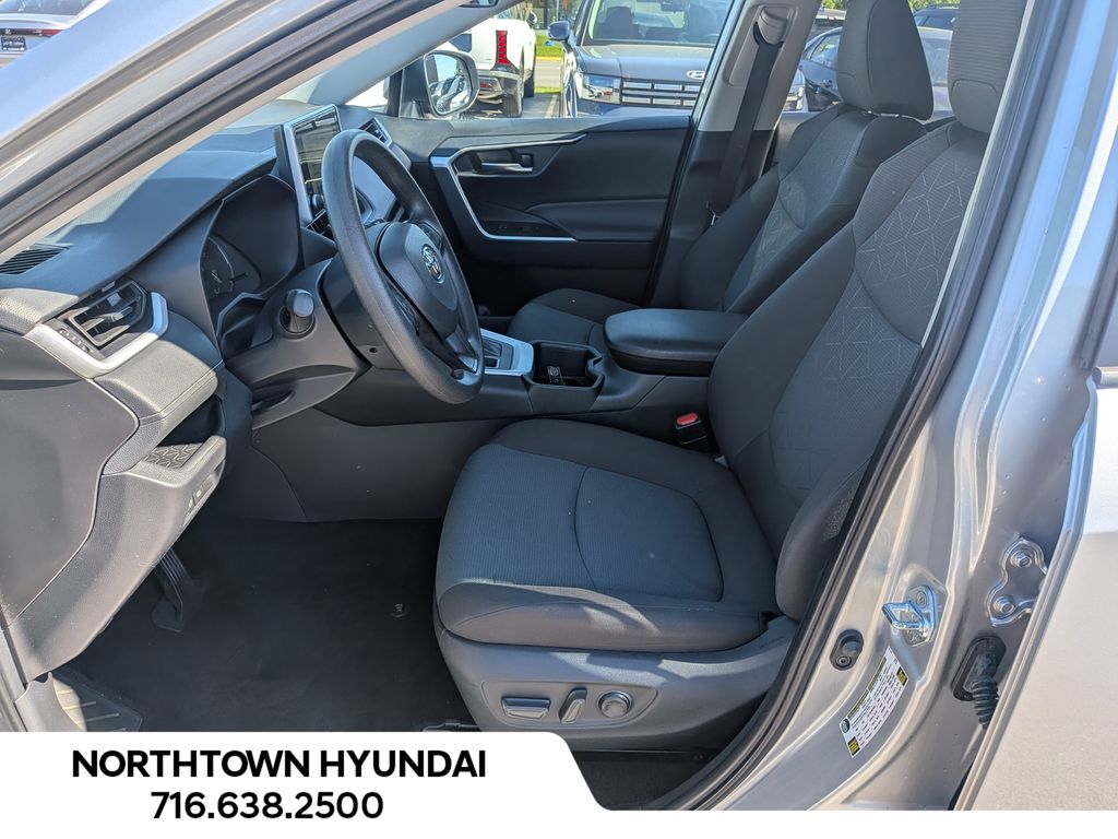2025 Toyota RAV4 XLE - Photo 9