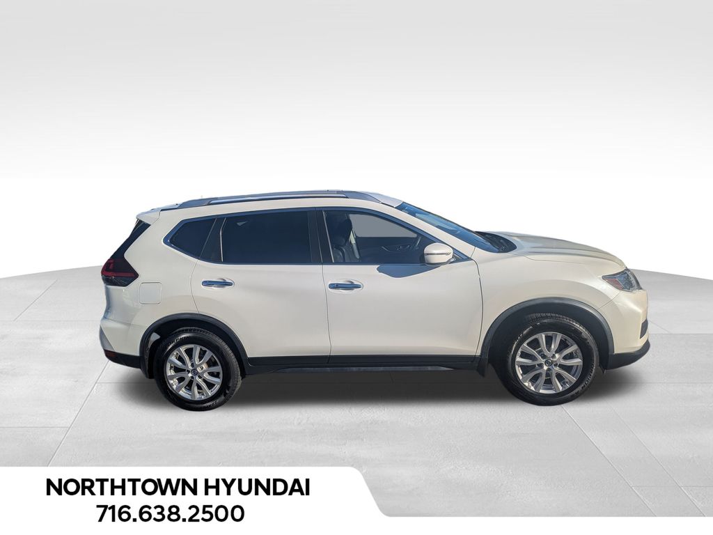 2020 Nissan Rogue SV photo 2
