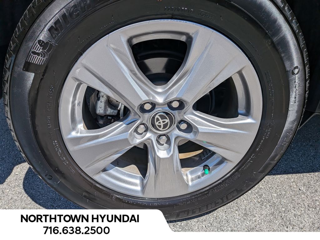 2025 Toyota RAV4 XLE - Photo 40