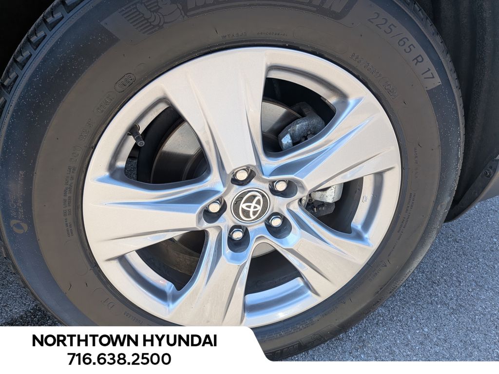 2025 Toyota RAV4 XLE - Photo 42