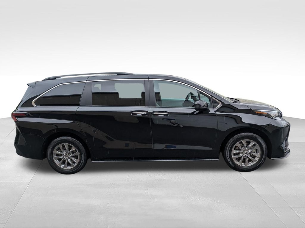 2026 Toyota Sienna XLE - Photo 13