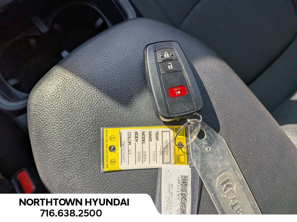 2025 Toyota RAV4 XLE - Photo 23