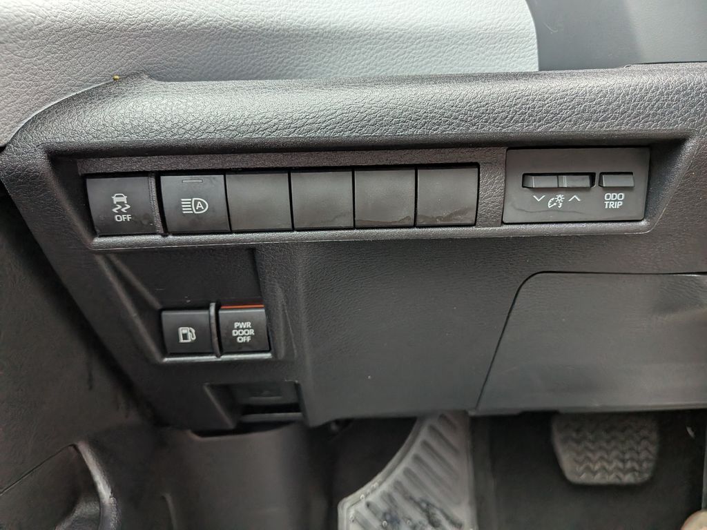 2026 Toyota Sienna XLE - Photo 28