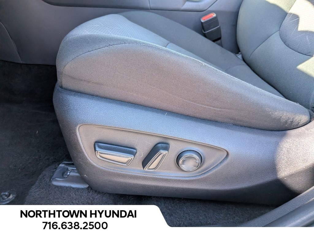 2025 Toyota RAV4 XLE - Photo 11