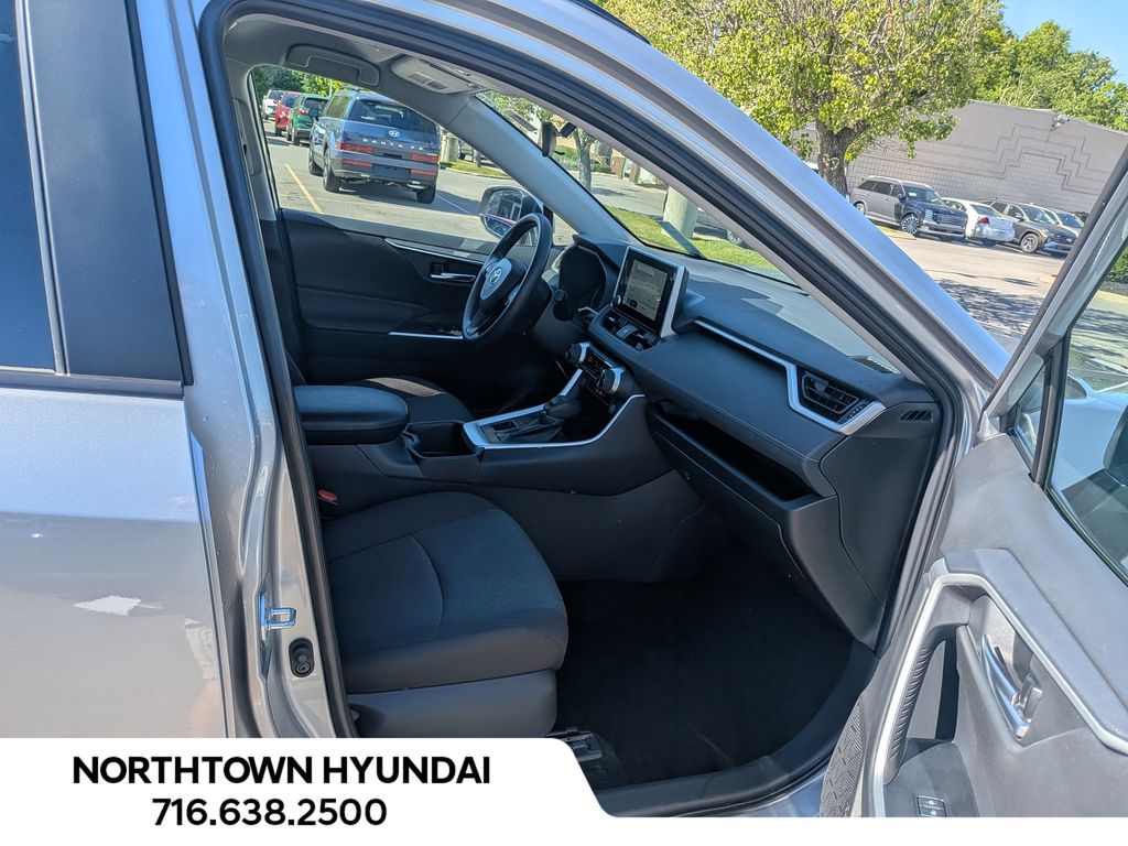 2025 Toyota RAV4 XLE - Photo 34