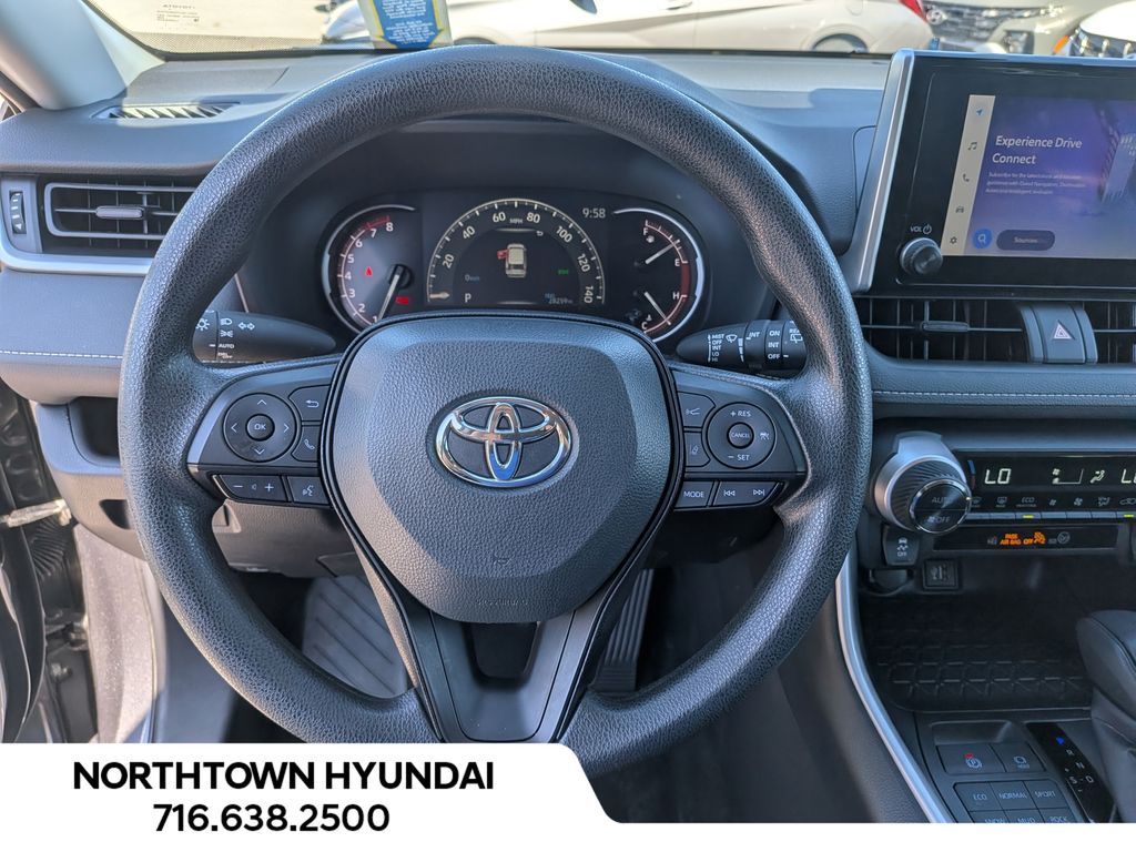 2025 Toyota RAV4 XLE - Photo 7