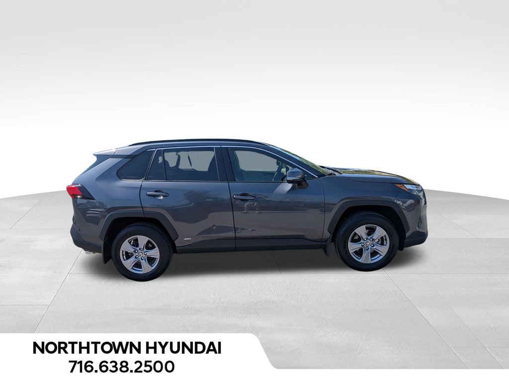 2025 Toyota RAV4 XLE - Photo 12