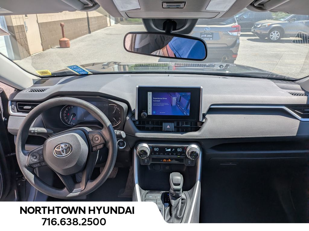 2025 Toyota RAV4 XLE - Photo 6