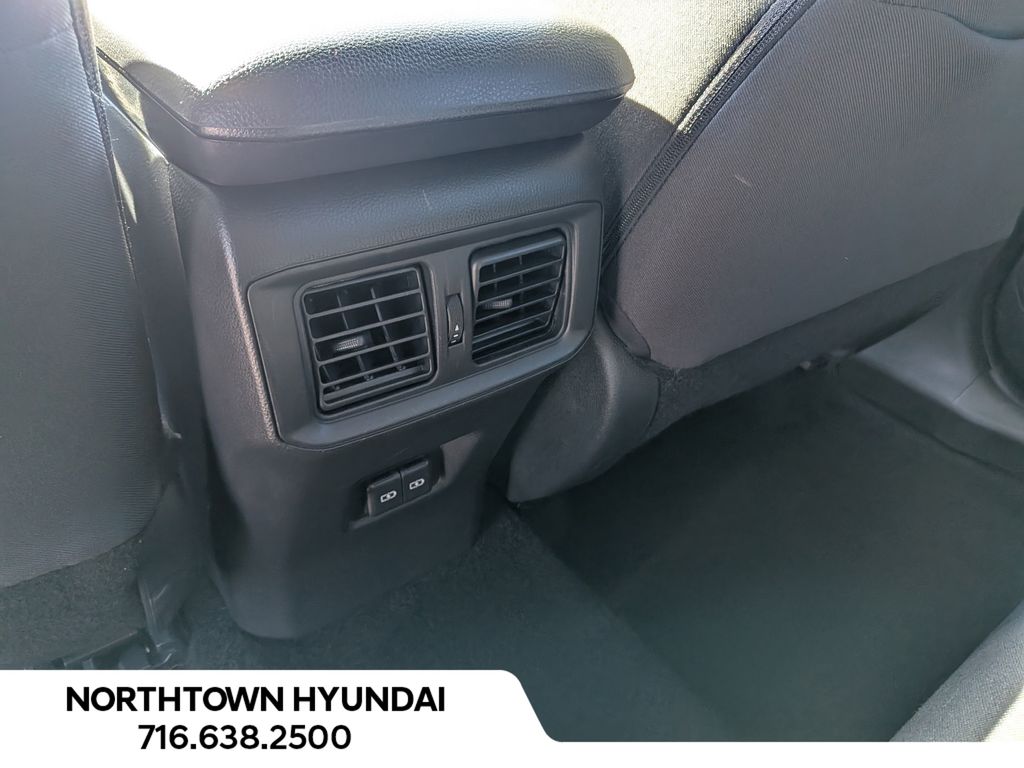 2025 Toyota RAV4 XLE - Photo 31
