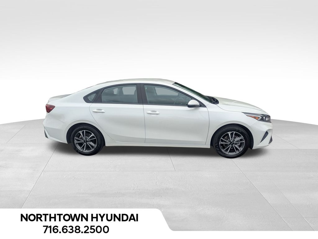 2023 Kia Forte LXS photo 2