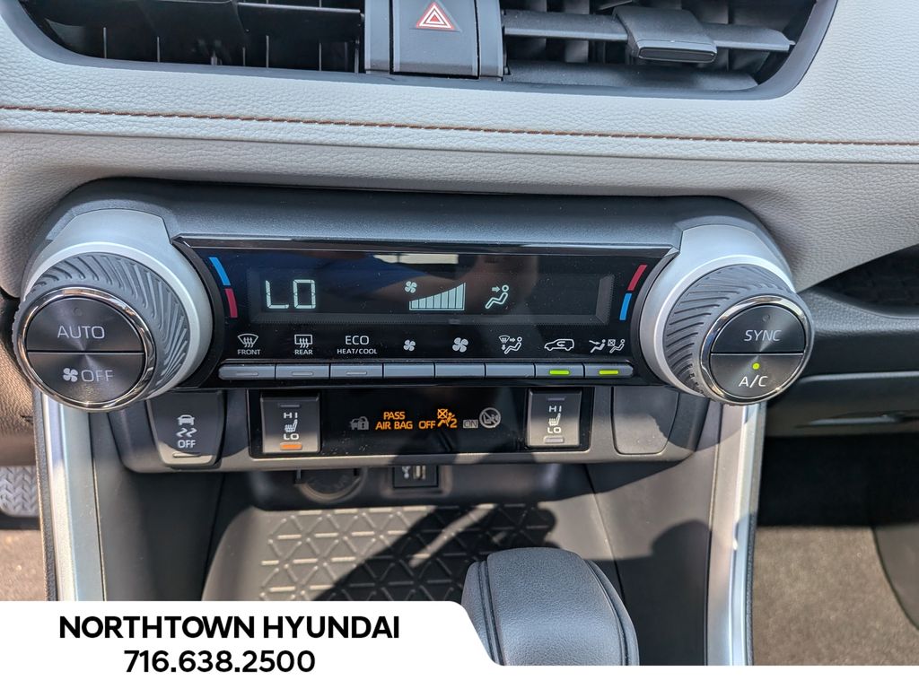 2025 Toyota RAV4 XLE - Photo 17