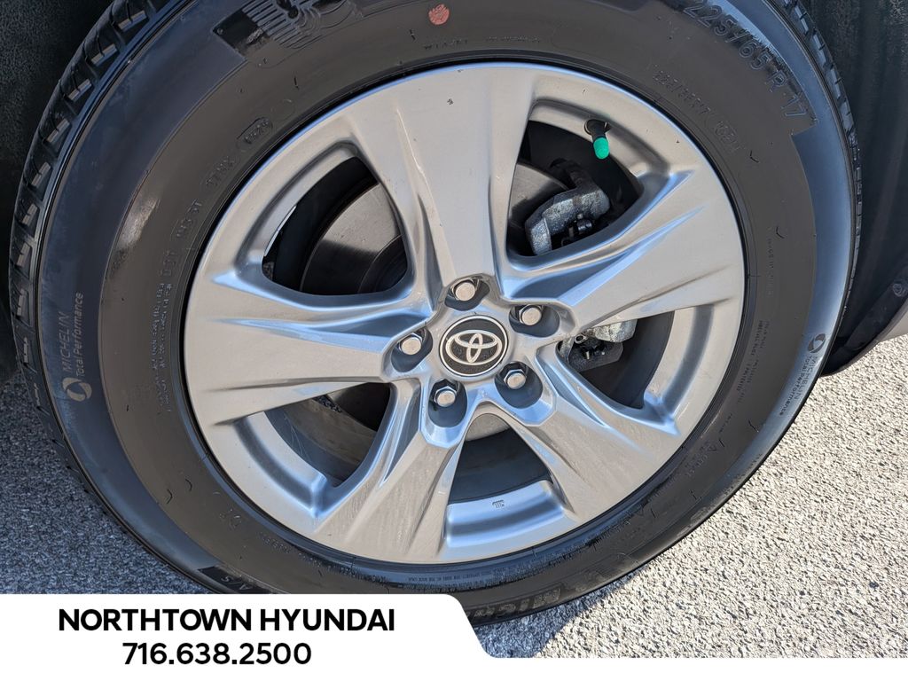 2025 Toyota RAV4 XLE - Photo 41