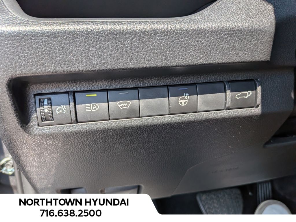 2025 Toyota RAV4 XLE - Photo 28