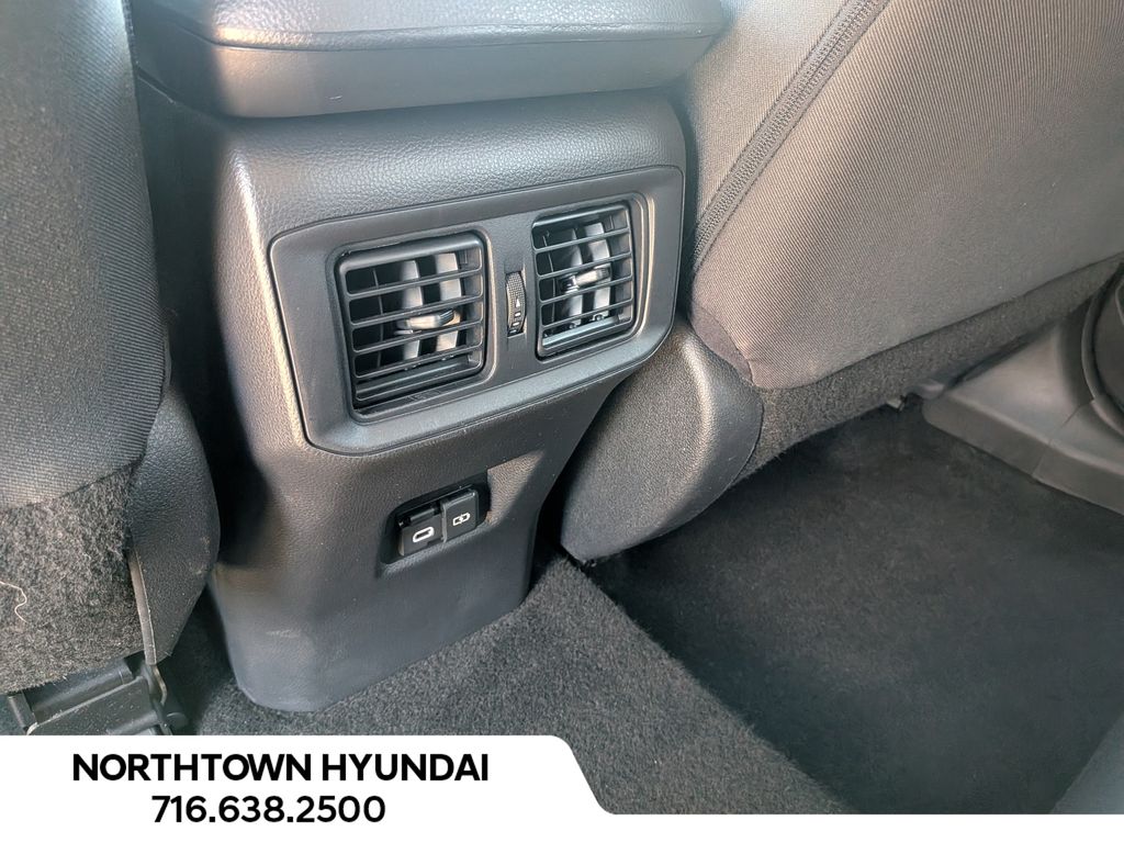 2025 Toyota RAV4 XLE - Photo 31