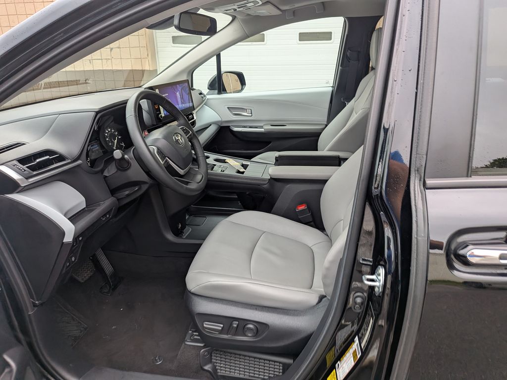 2026 Toyota Sienna XLE - Photo 11