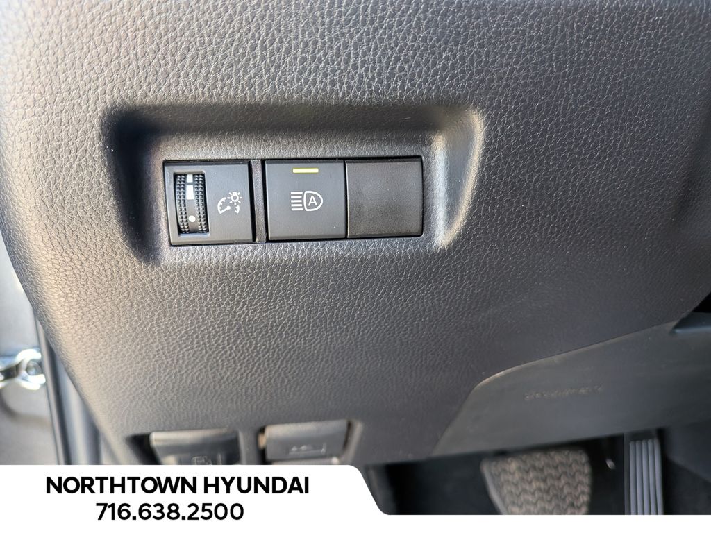 2025 Toyota RAV4 XLE - Photo 29