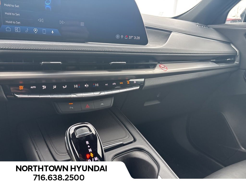 2025 Cadillac XT4 Premium Luxury photo 4