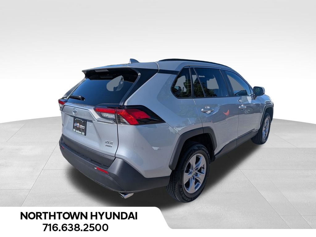 2025 Toyota RAV4 XLE - Photo 12