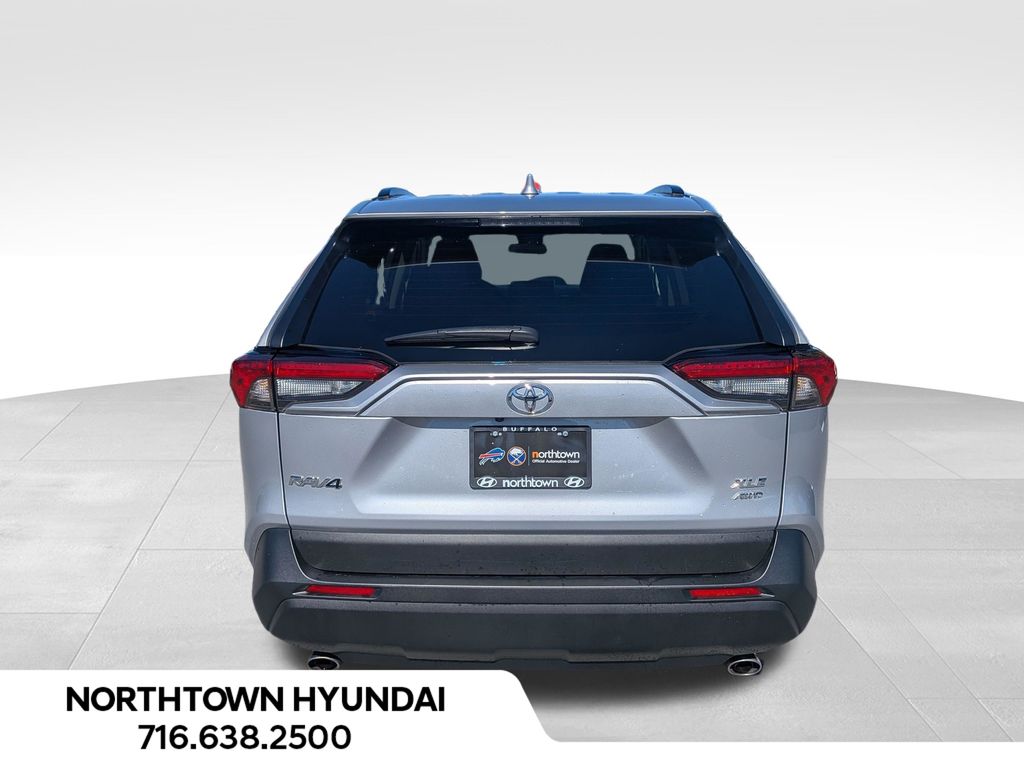2025 Toyota RAV4 XLE - Photo 13