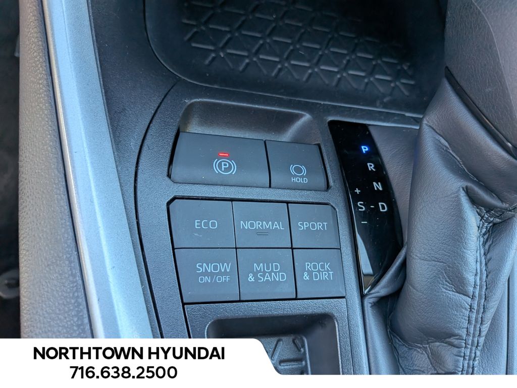 2025 Toyota RAV4 XLE - Photo 15