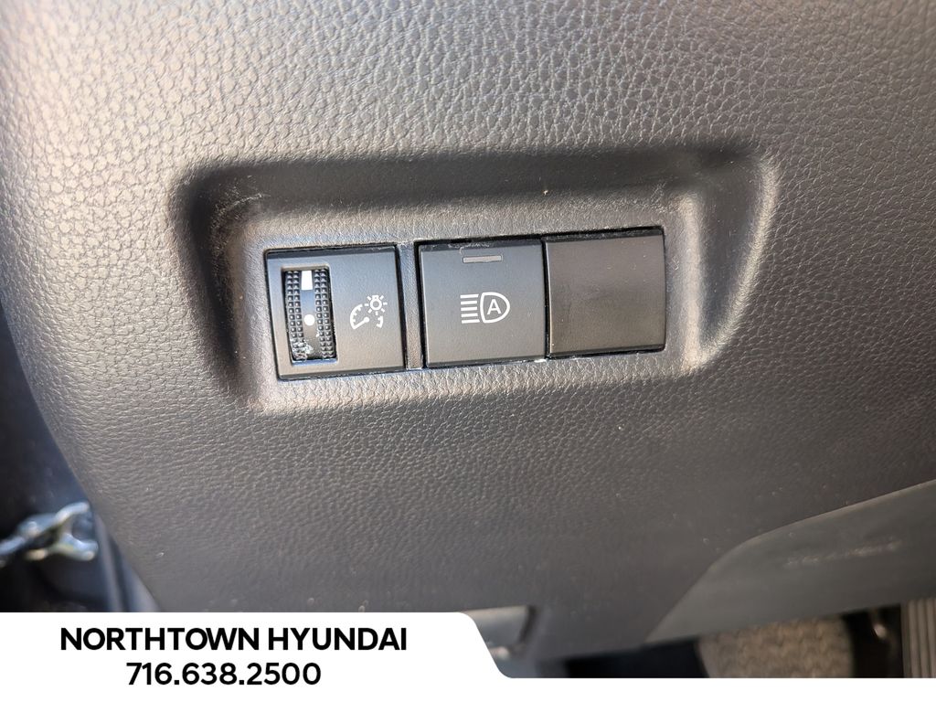 2025 Toyota RAV4 XLE - Photo 26