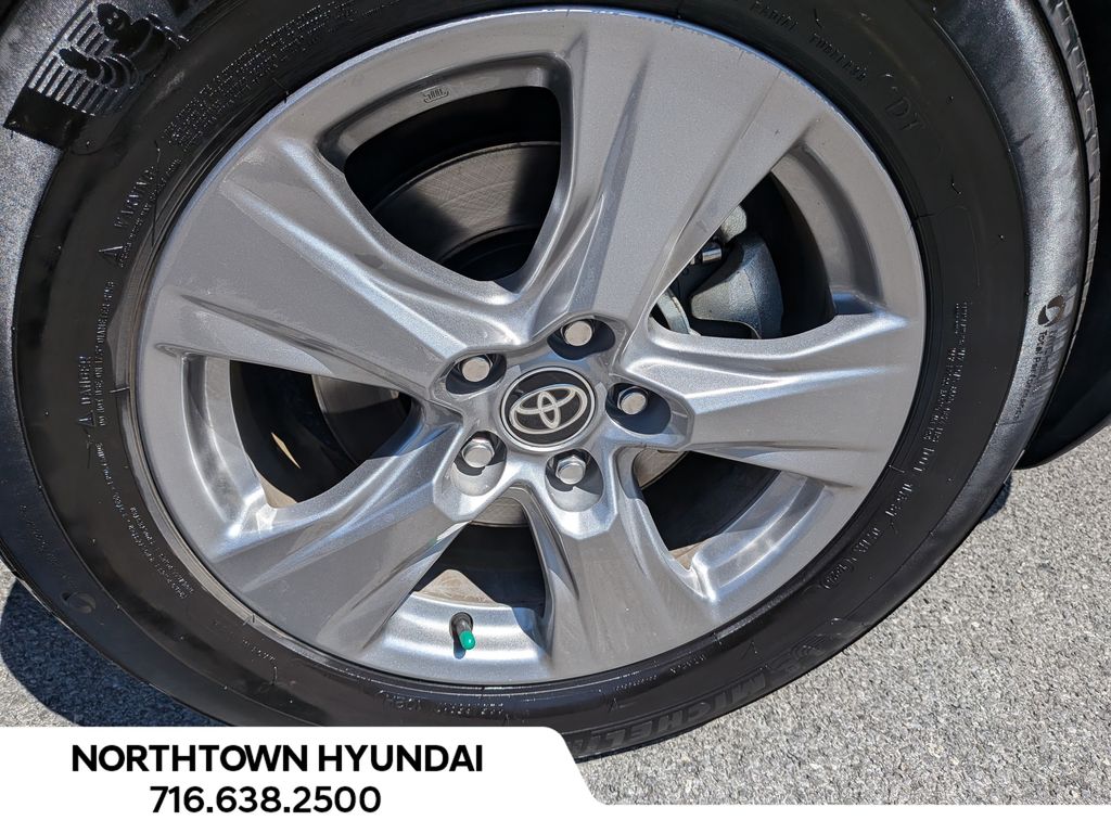 2025 Toyota RAV4 XLE - Photo 41