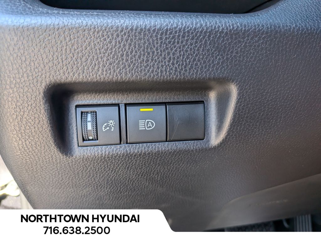 2025 Toyota RAV4 XLE - Photo 27