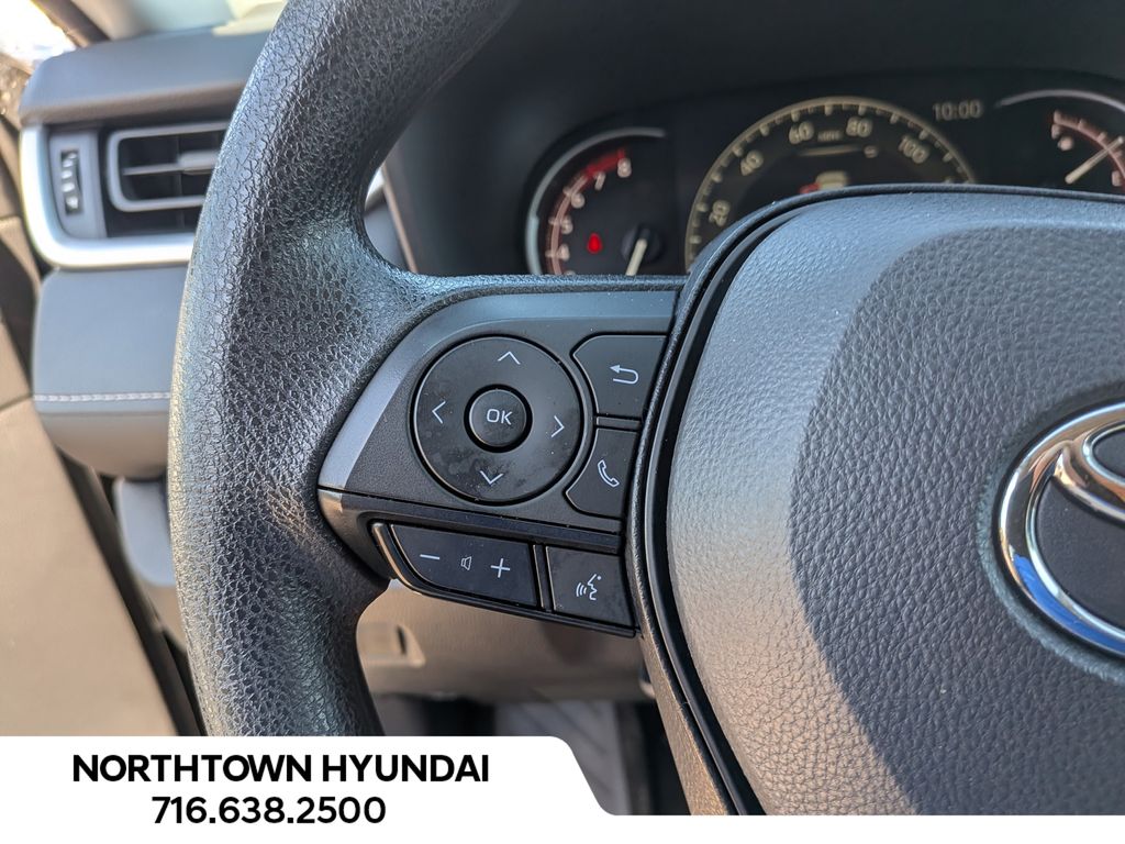 2025 Toyota RAV4 XLE - Photo 25