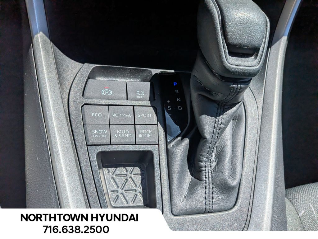 2025 Toyota RAV4 XLE - Photo 14