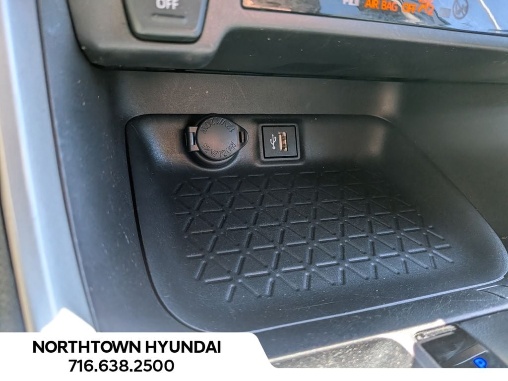 2025 Toyota RAV4 XLE - Photo 15