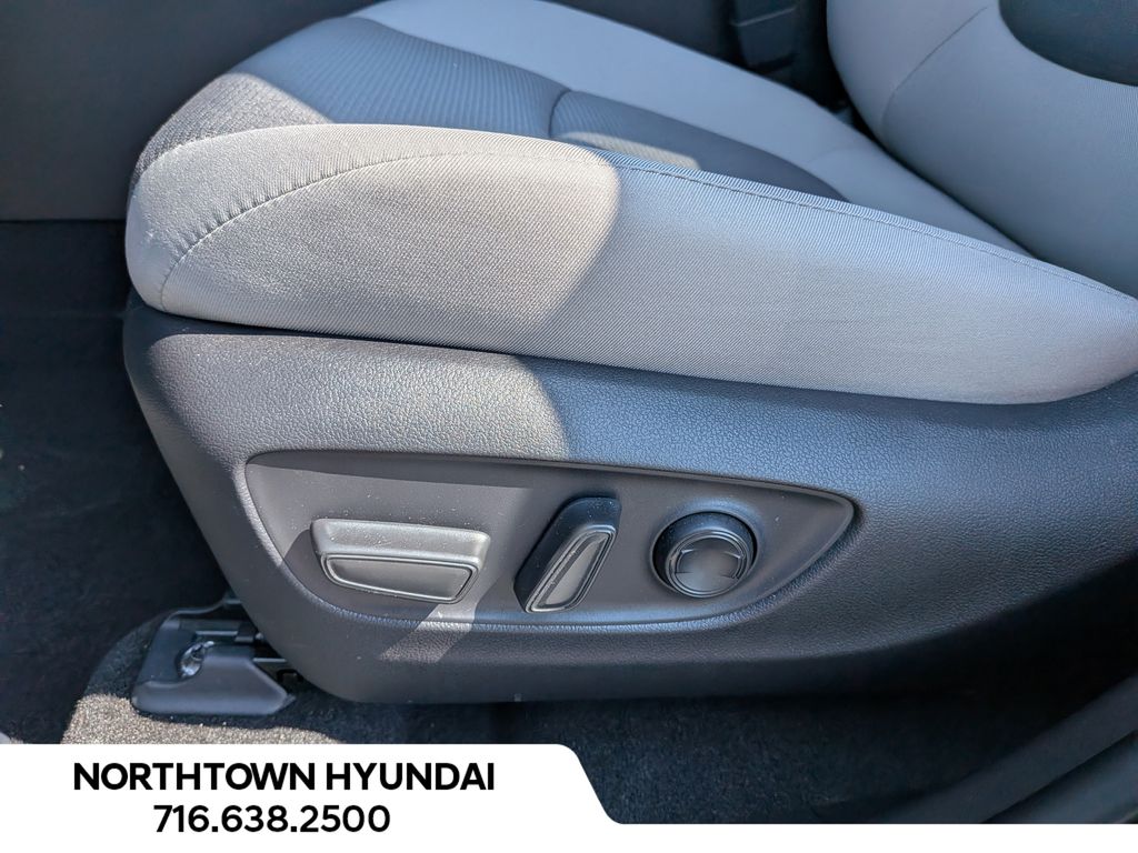 2025 Toyota RAV4 XLE - Photo 30