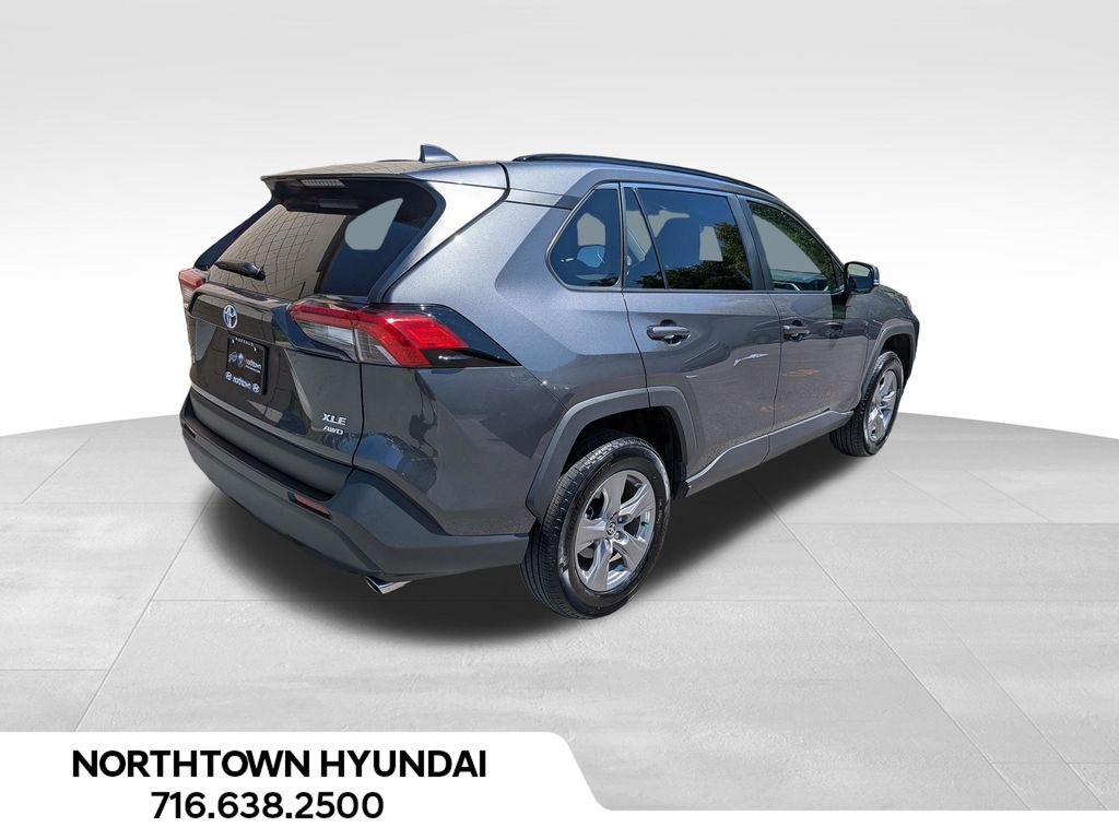 2025 Toyota RAV4 XLE - Photo 12