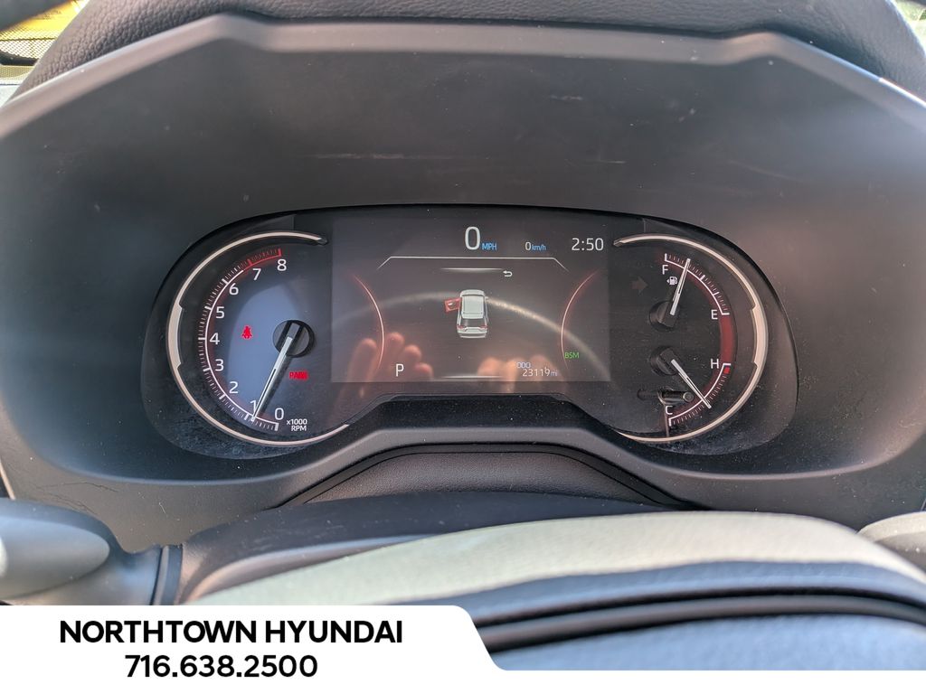 2025 Toyota RAV4 XLE - Photo 8