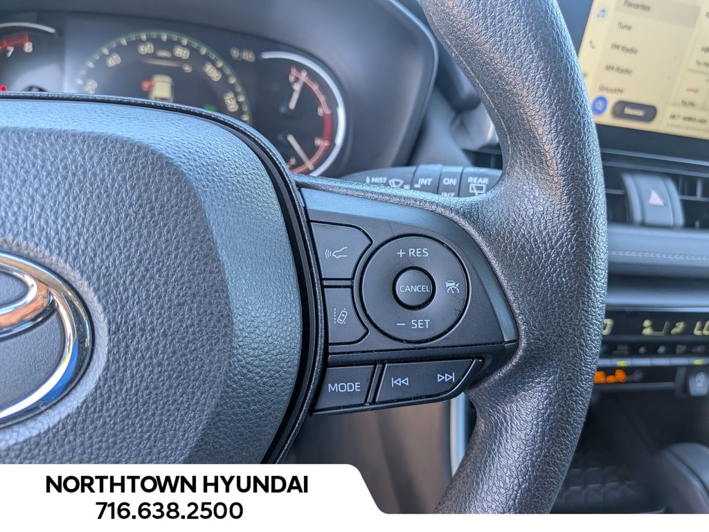 2025 Toyota RAV4 XLE - Photo 23