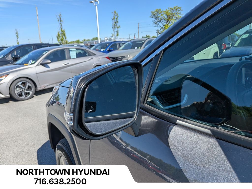 2025 Toyota RAV4 XLE - Photo 38