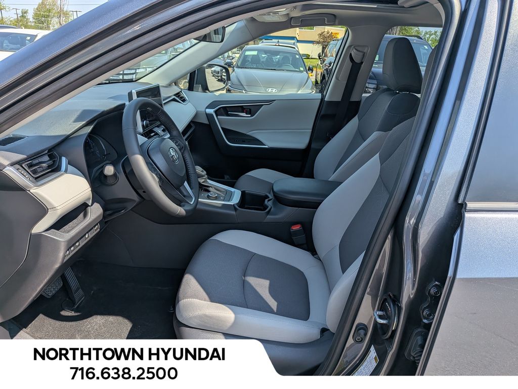 2025 Toyota RAV4 XLE - Photo 10