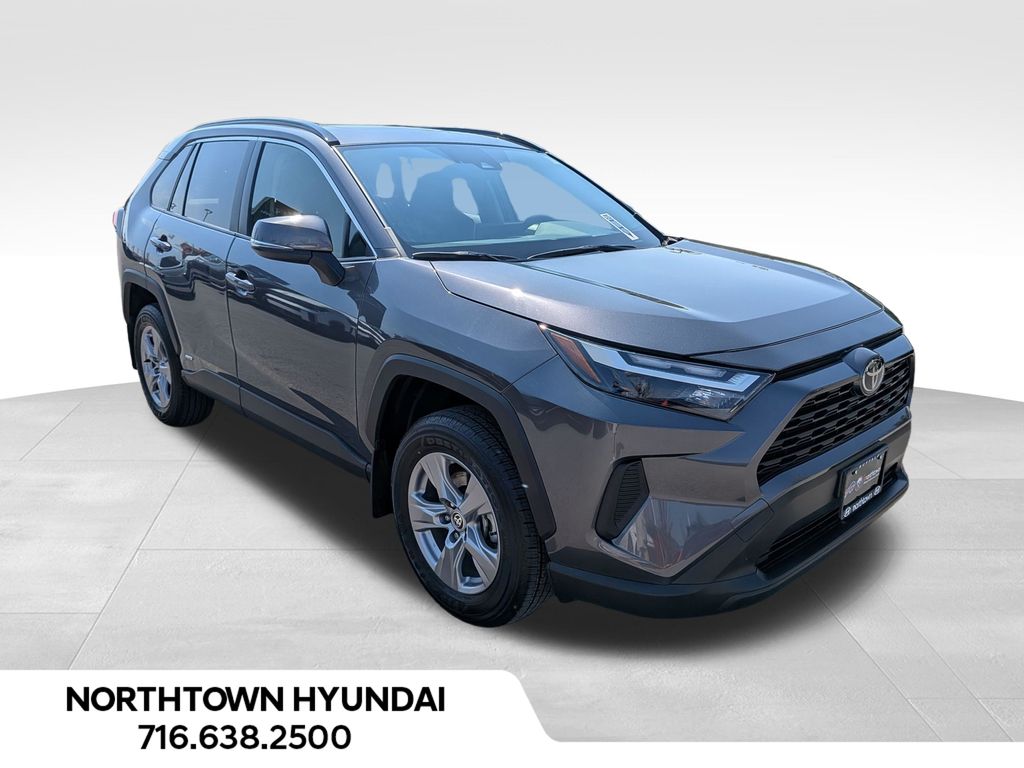 2025 Toyota RAV4 XLE - Photo 11