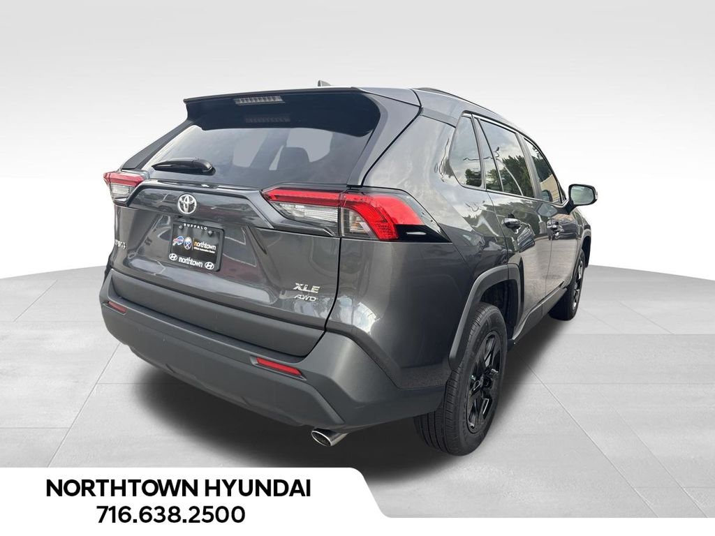 2025 Toyota RAV4 XLE - Photo 5